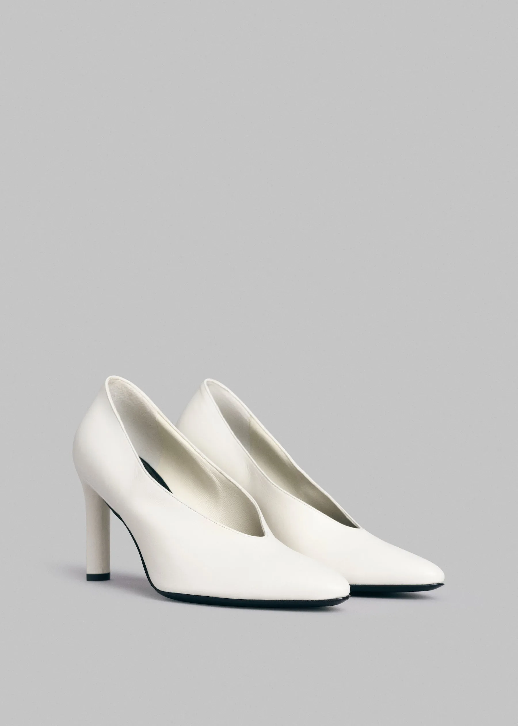 V Neck High Heel Pump in Smooth Leather - Ivory